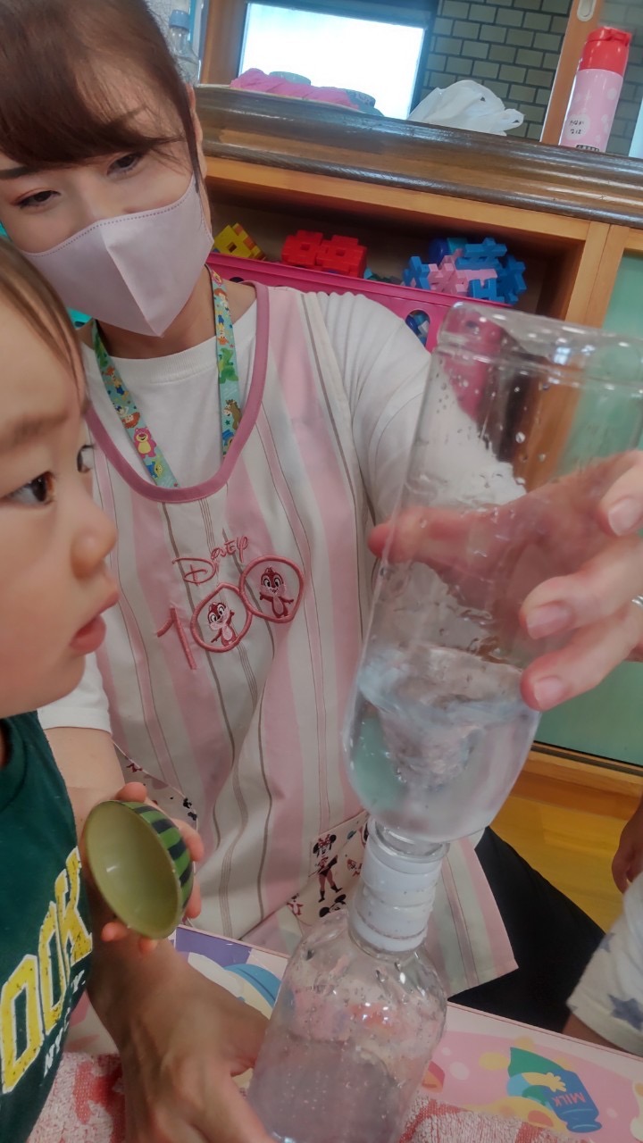 すずママがペットボトルを使って竜巻を見せてくれました！