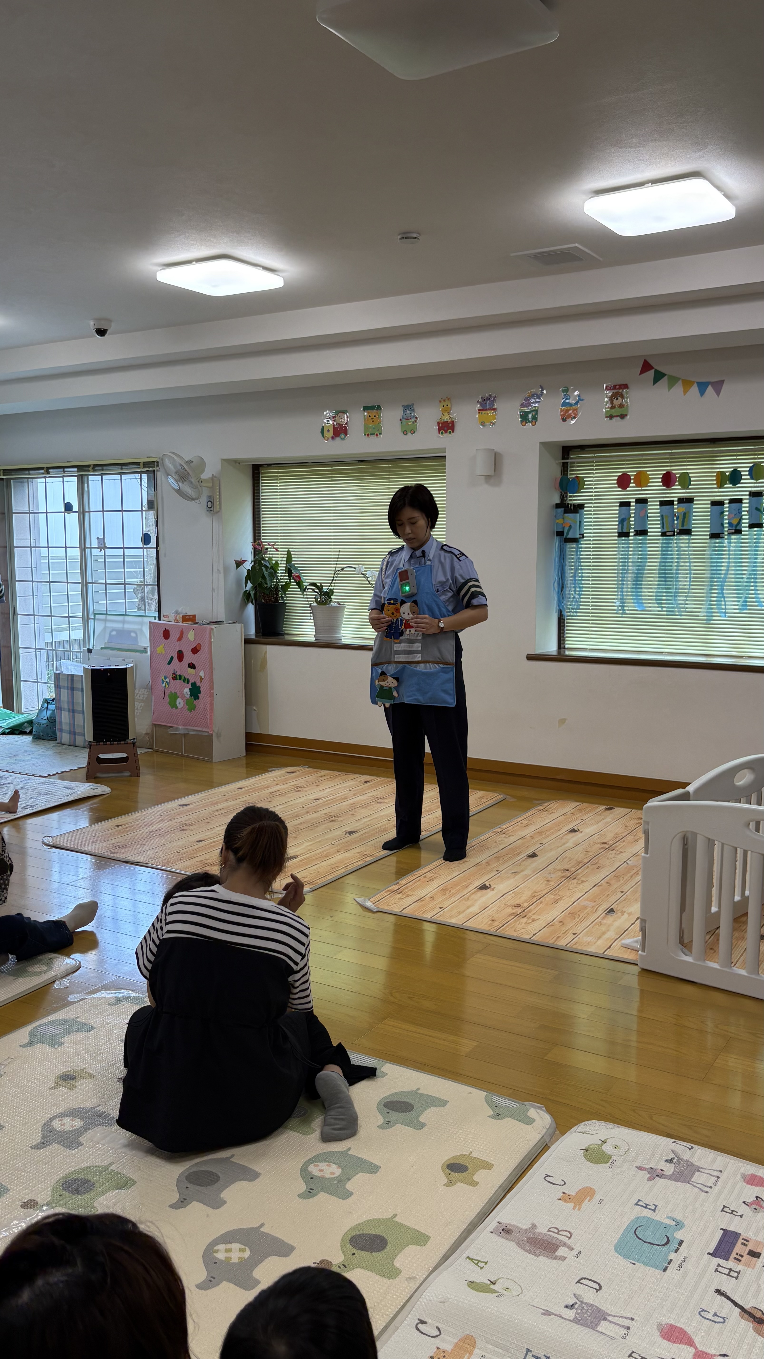 本当に光る信号、色々出てくる不思議なエプロンにみんな夢中で見入っていました😊