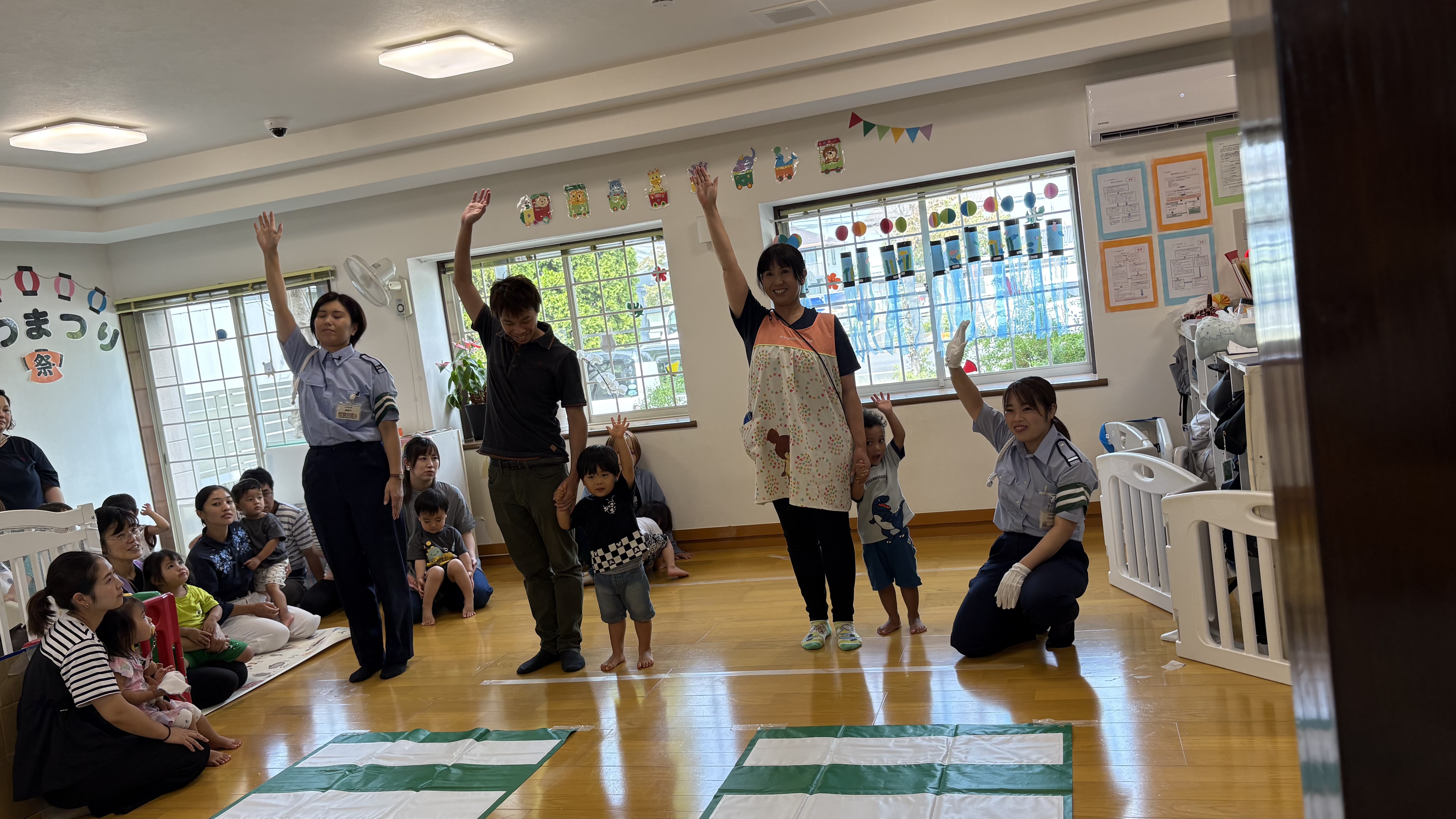 手を挙げて🖐️