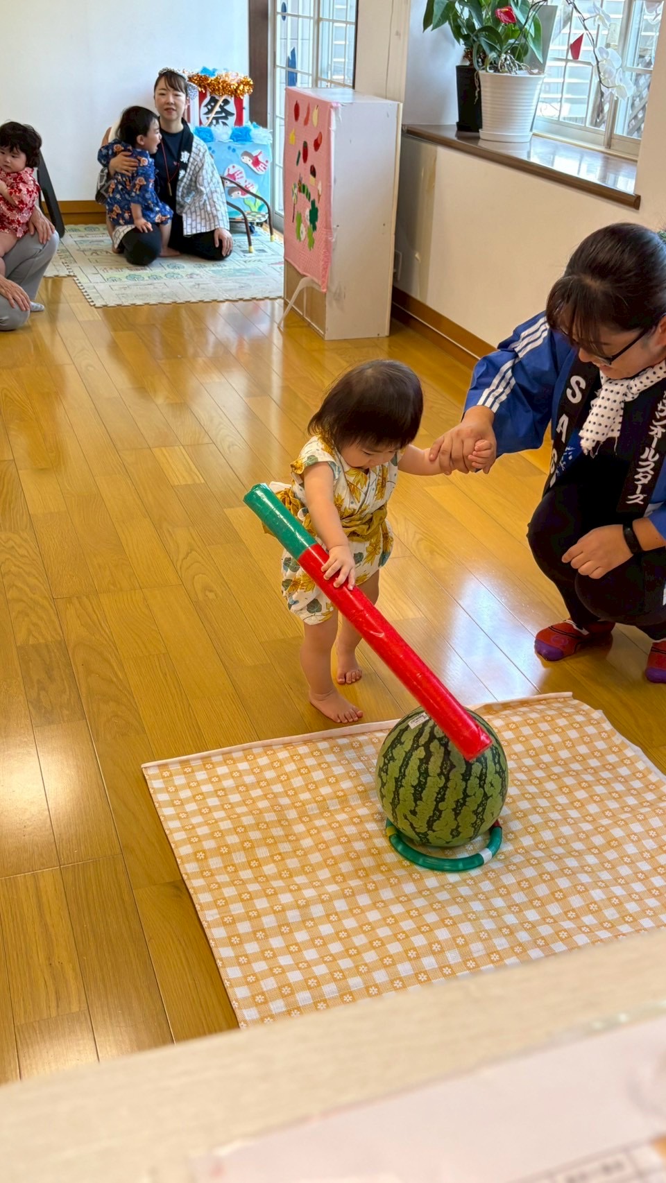 一人ひとり本物のスイカでスイカ割りを楽しみました🍉