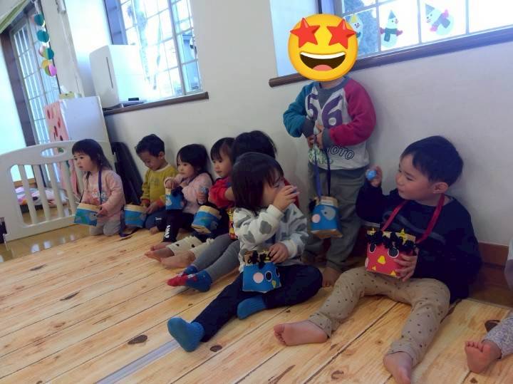 作ったバッグに豆（新聞紙）を入れて準備OK!